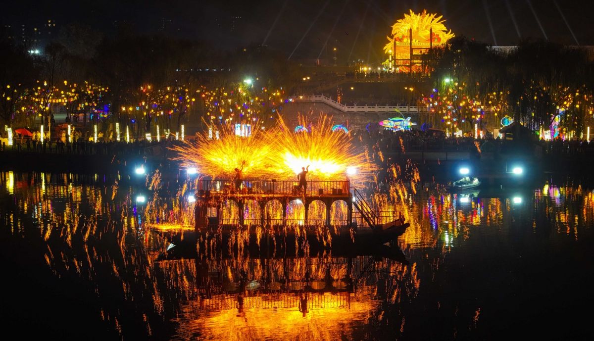 26、20260227第16期4版：水上打铁花（熊华明 摄）.jpg