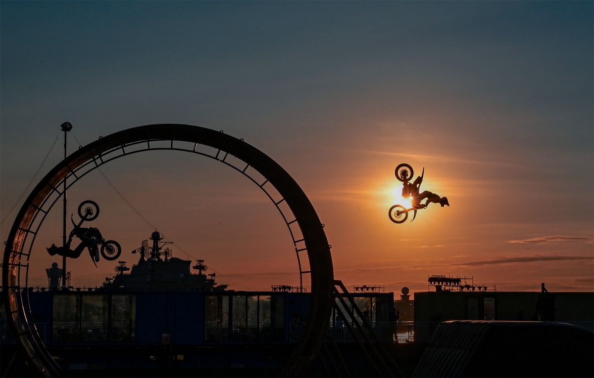 53、20260421第31期4版：飞车表演（天津滨海  2025年7月）（李跃敏 摄）.jpg