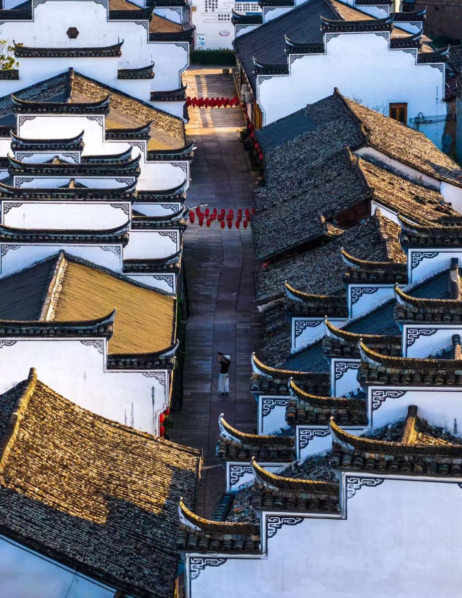 1 徐锦兰+《白墙叠黛》+13575685085.jpg