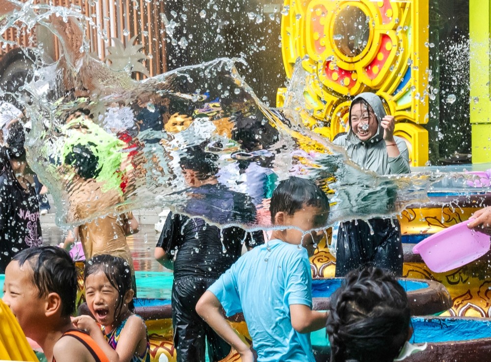 3泼水欢歌（2）刘园 摄_副本.jpg