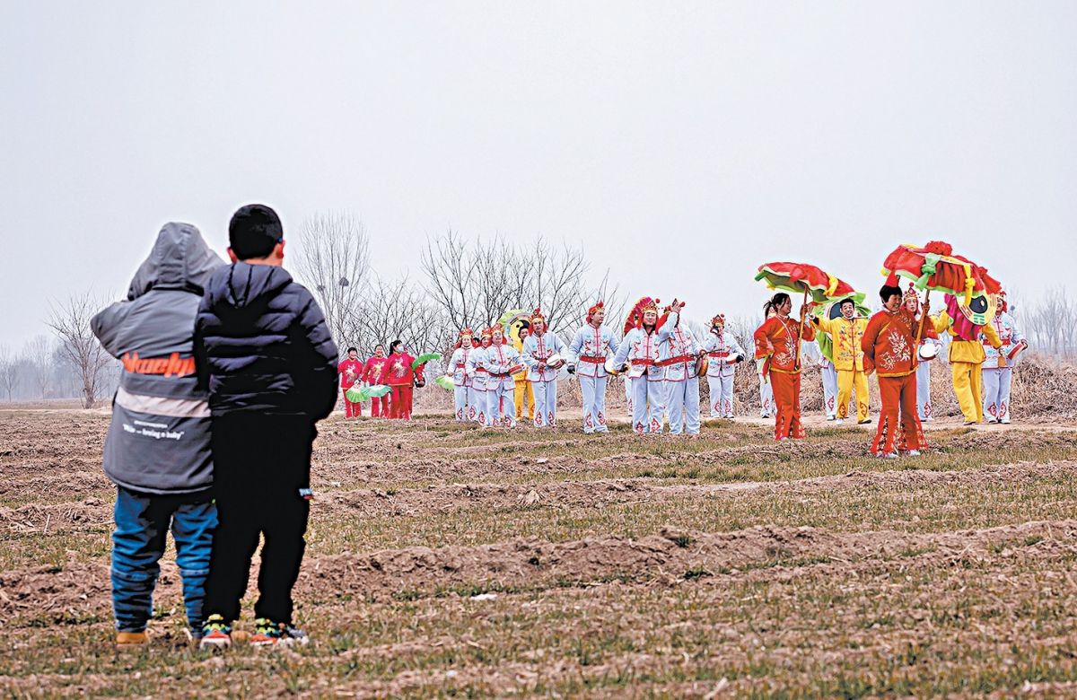 村里来了秧歌队.jpg