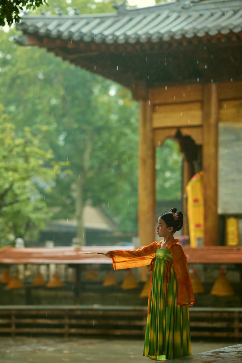 89、20260707第52期4版：落雨（陕西西安 2025年10月9日）（张铭芳 摄）.jpg